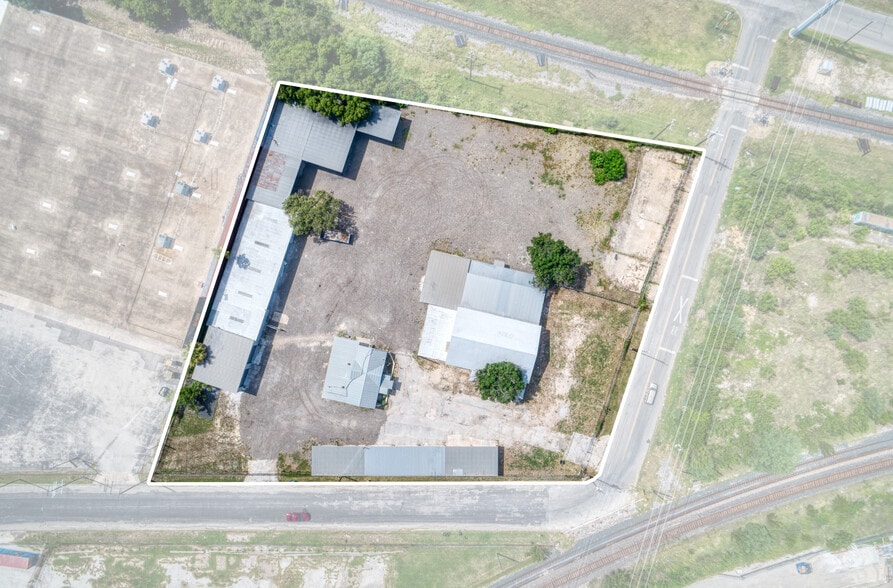 More Photos Of 1402 Hoefgen Ave, San Antonio Warehouse For Lease