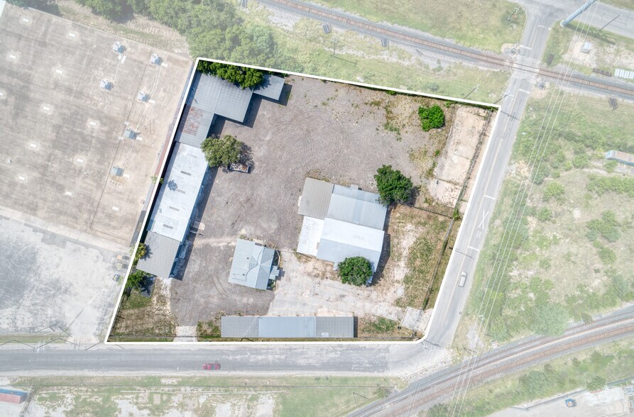 More Photos Of 1402 Hoefgen Ave, San Antonio Warehouse For Sale