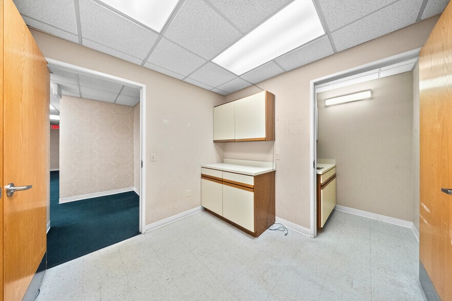 More Photos Of 1901 Winchester Ave, Ashland Office For Sale