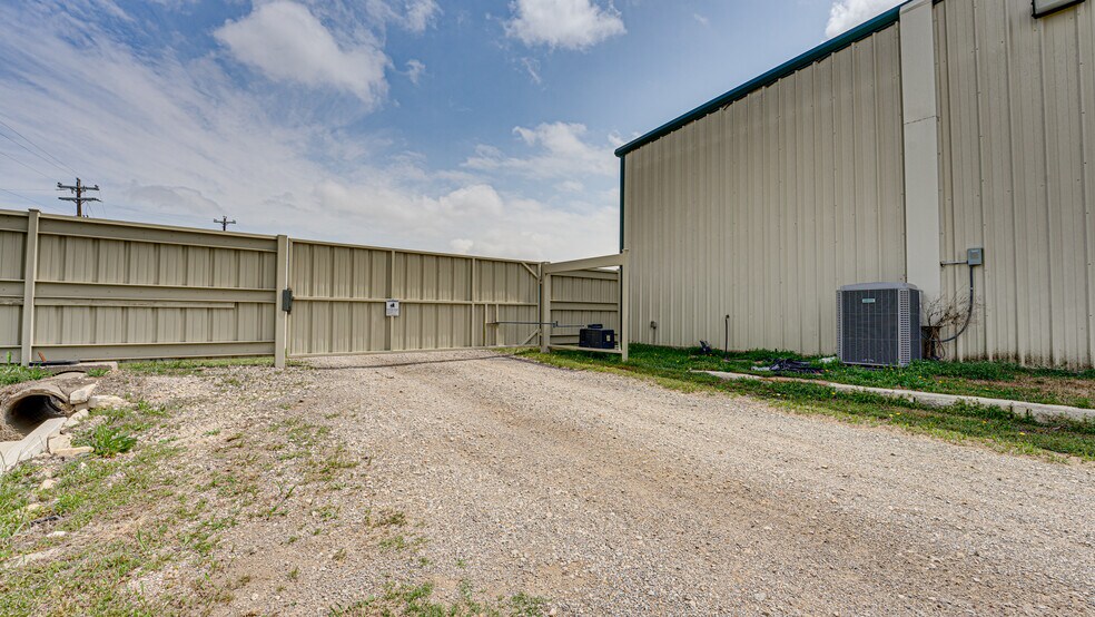 More Photos Of 350 English Trl, Venus Warehouse For Lease