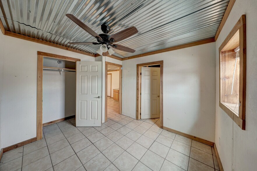 More Photos Of 200 W Murphy St, Alpine Flex For Sale