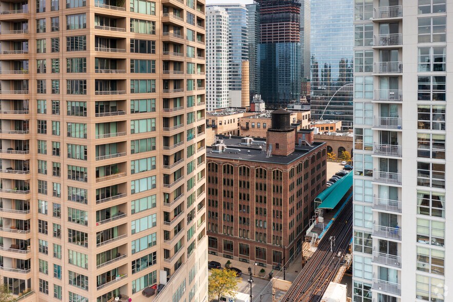 More Photos Of 560-566 W Lake St, Chicago Loft Creative Space For Lease