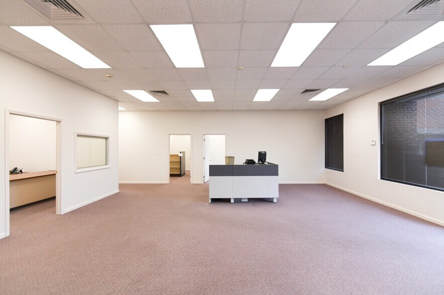 More Photos Of 409 Chicago Dr, Fayetteville Flex For Lease