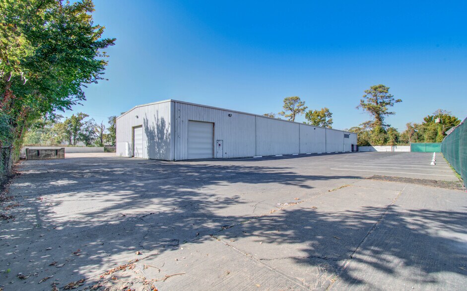 More Photos Of 8730 Ley Rd, Houston Warehouse For Lease