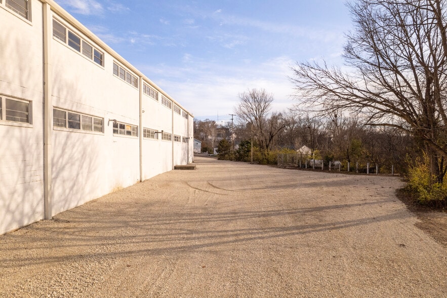 More Photos Of 209 W Main St, Linn Warehouse For Sale