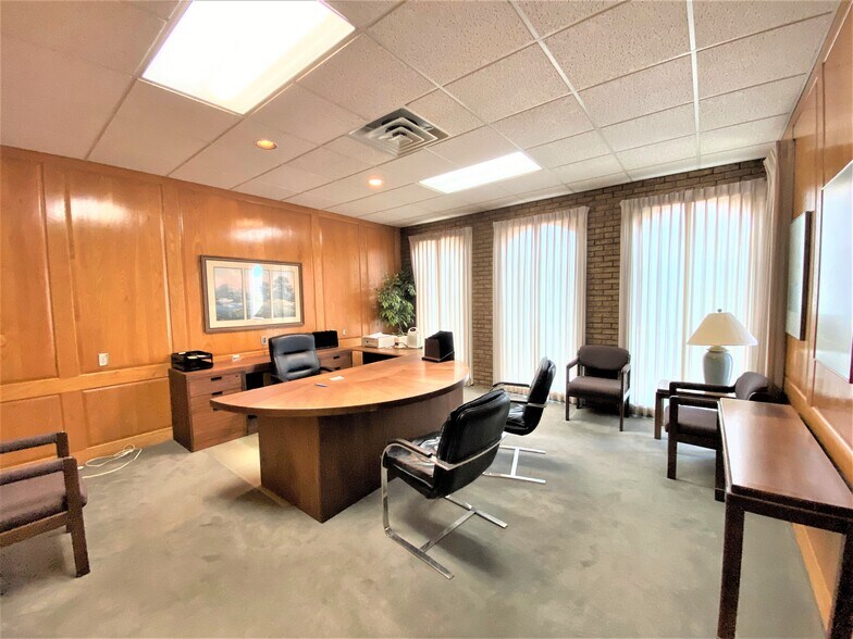 More Photos Of 119 S Main St, Lockhart Office For Lease