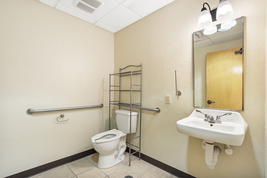 More Photos Of 215 N Grant Ave, Springfield Light Distribution For Lease