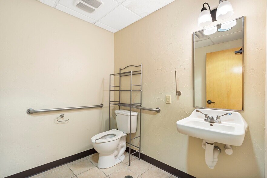 More Photos Of 215 N Grant Ave, Springfield Office For Lease