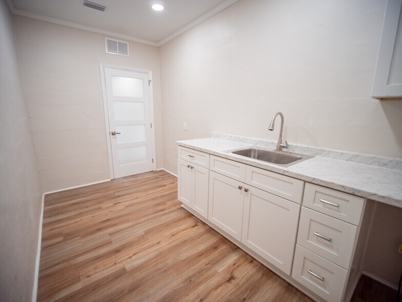 More Photos Of 110-112 Irvin Ave SW, Live Oak Medical For Sale
