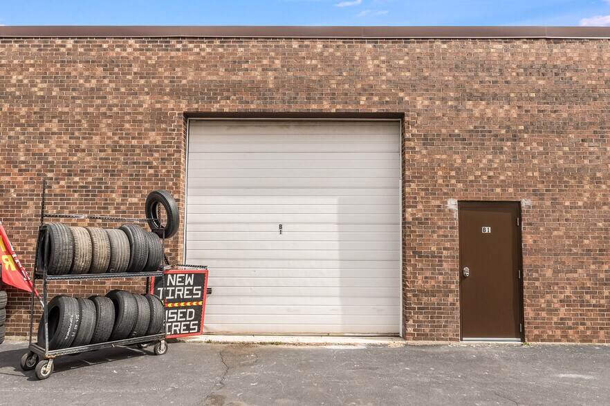 More Photos Of 4700 W 137th St, Crestwood Warehouse For Lease