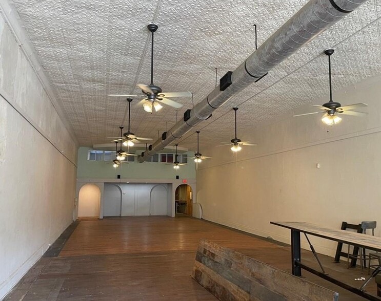 More Photos Of 112 E Court St, Seguin General Retail For Lease