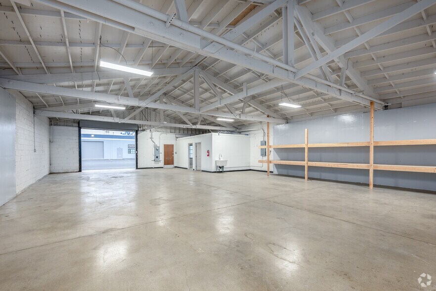 More Photos Of 7500 14th Ave, Sacramento Warehouse For Lease