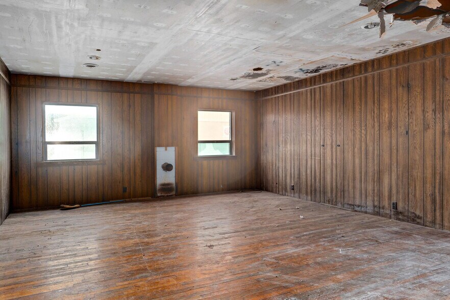 More Photos Of 504 Airport Rd, Crane Warehouse For Sale