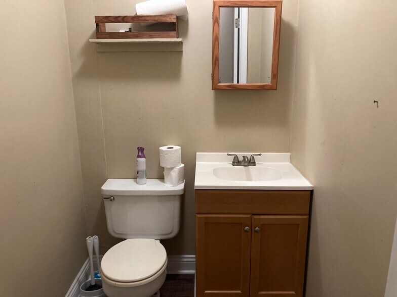 More Photos Of 204 Saul Dr, Scott Warehouse For Lease