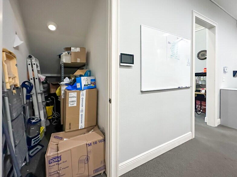 More Photos Of 180 Fitzgerald Rd, Lakeland Office For Sale