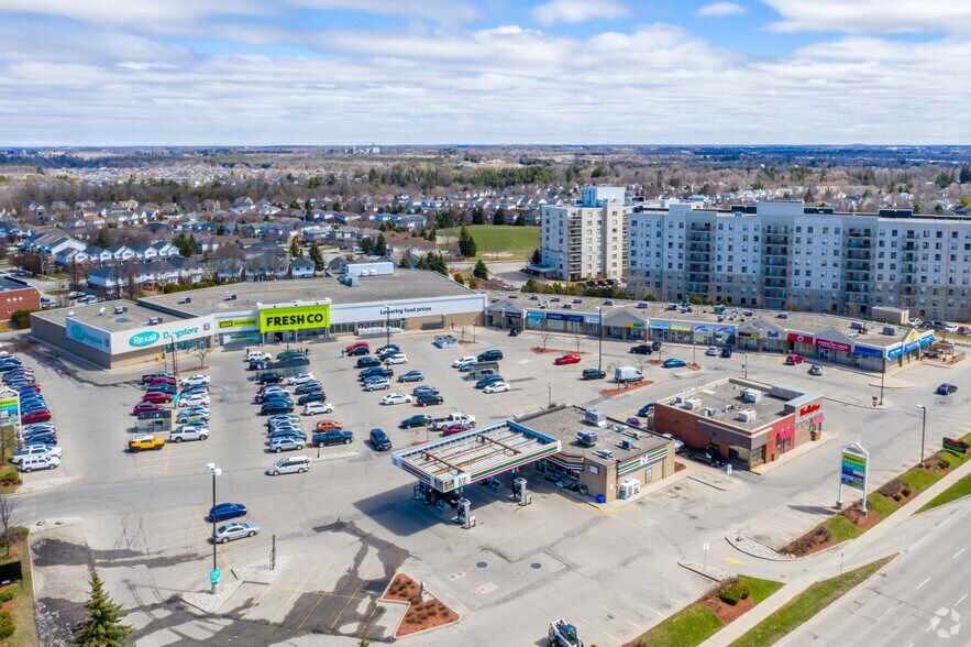 425 University Ave E, Waterloo, ON N2K 3J4 Retail For Lease