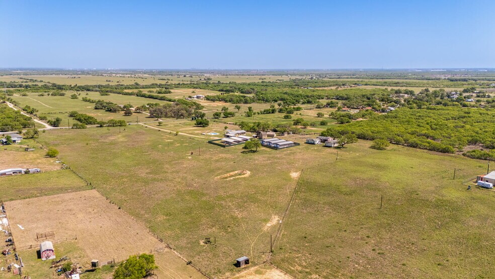 More Photos Of 5800 Curran Dr, Von Ormy Veterinarian Kennel For Sale