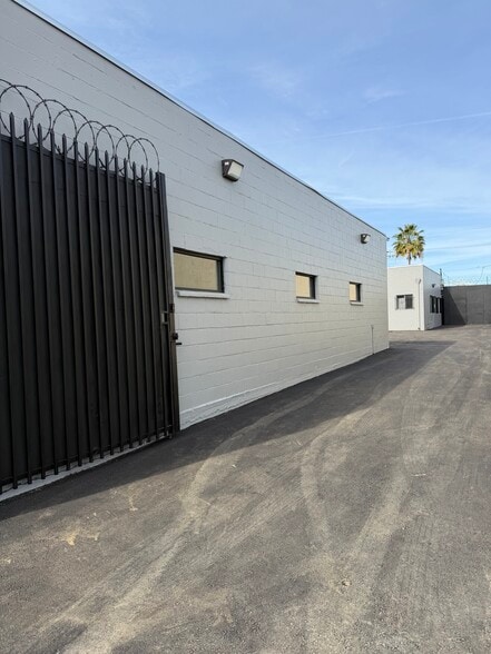 More Photos Of 14641-14643 Lull St, Van Nuys Warehouse For Lease