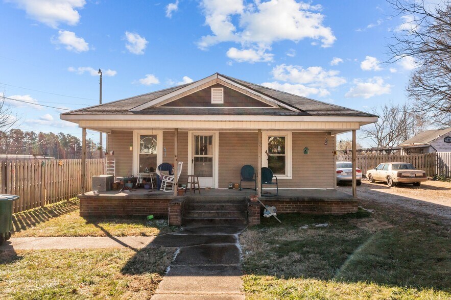 More Photos Of 814 E Mills Dr, Landis Flex For Sale