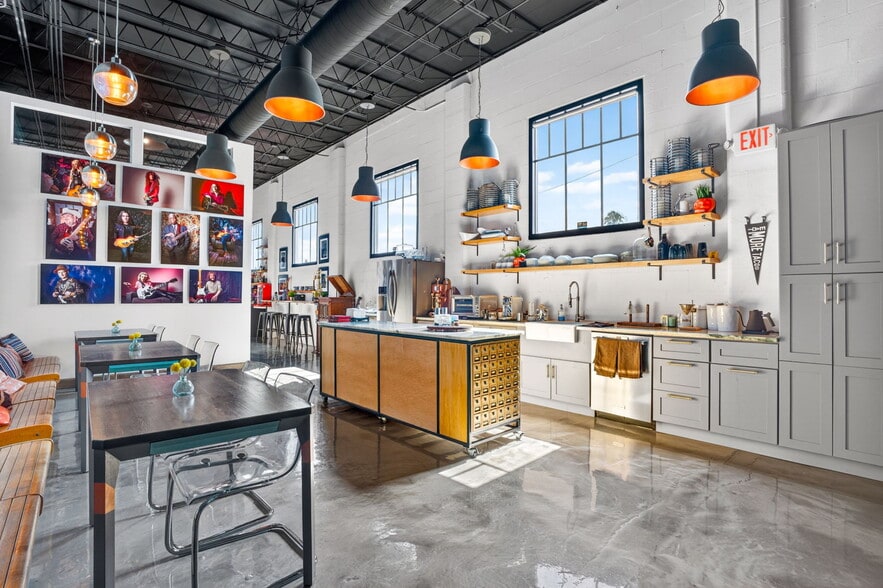 More Photos Of 2500 Emerson Ave S, Saint Petersburg Manufacturing For Sale