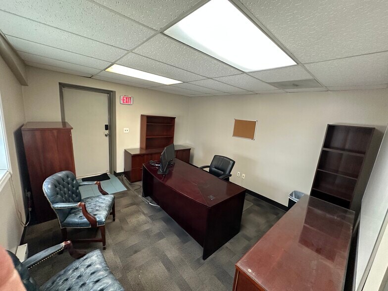 More Photos Of 8271 Brock Bridge Rd, Laurel Warehouse For Lease