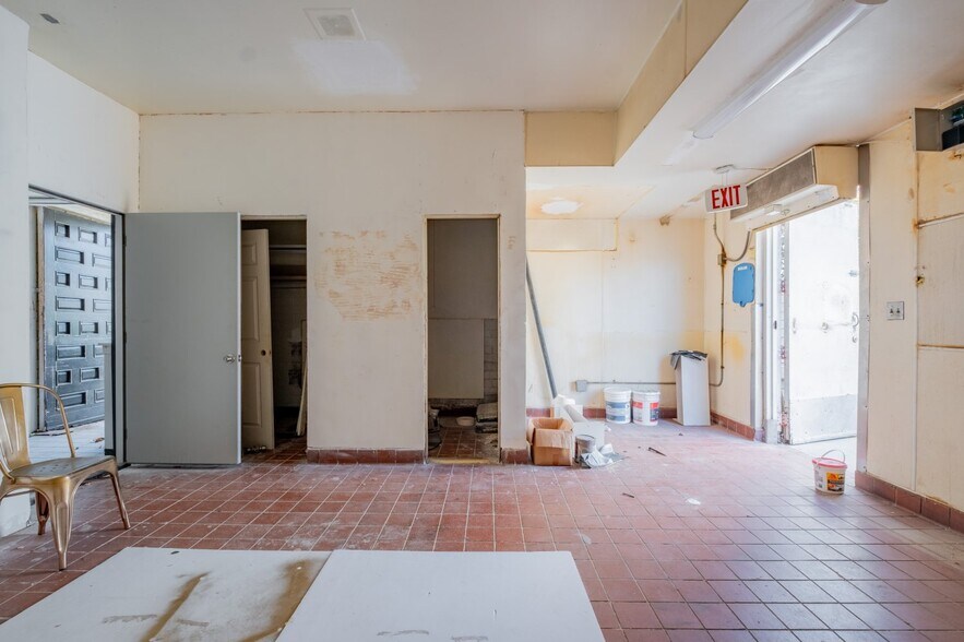 More Photos Of 16955 Sherman Way, Van Nuys Freestanding For Lease