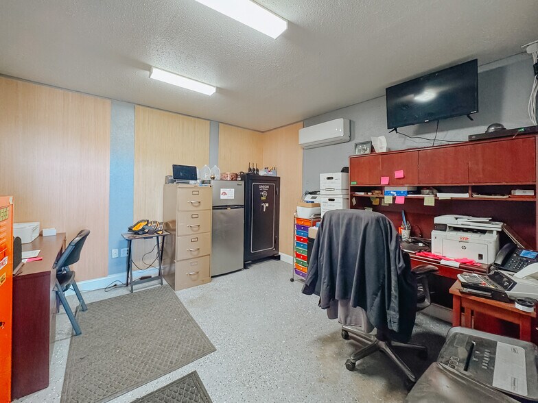 More Photos Of 5305 N Interstate Highway 45, Ennis Manufacturing For Sale