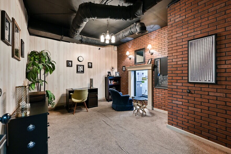 More Photos Of 304 SW Market St, Lee's Summit General Retail For Sale