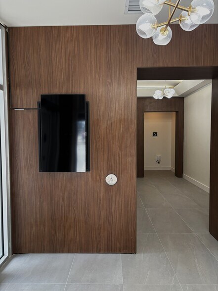 More Photos Of 299 Alhambra Cir, Coral Gables Loft Creative Space For Lease