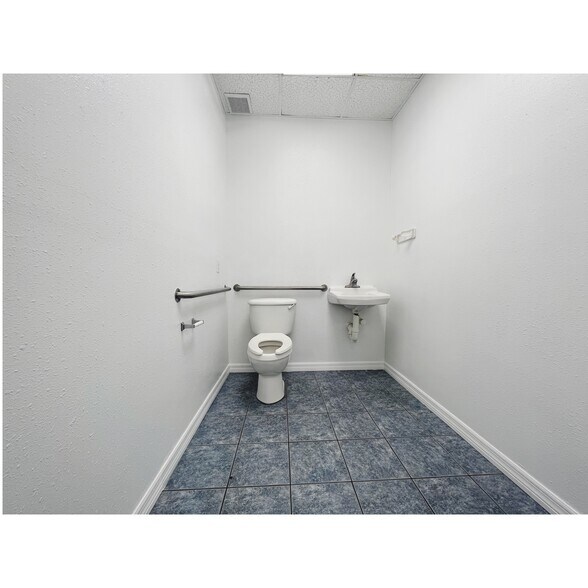 More Photos Of 7216 Chancery Ln, Orlando Warehouse For Lease