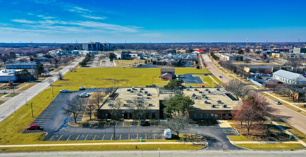 More Photos Of 4255 Westbrook Dr, Aurora Medical For Lease