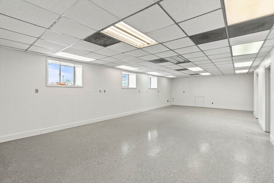 More Photos Of 3806 E Rio Grande St, Victoria Warehouse For Sale