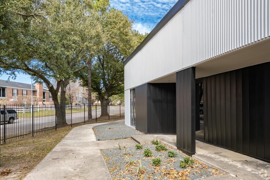 More Photos Of 301 Wells Fargo Dr, Houston Unknown For Lease