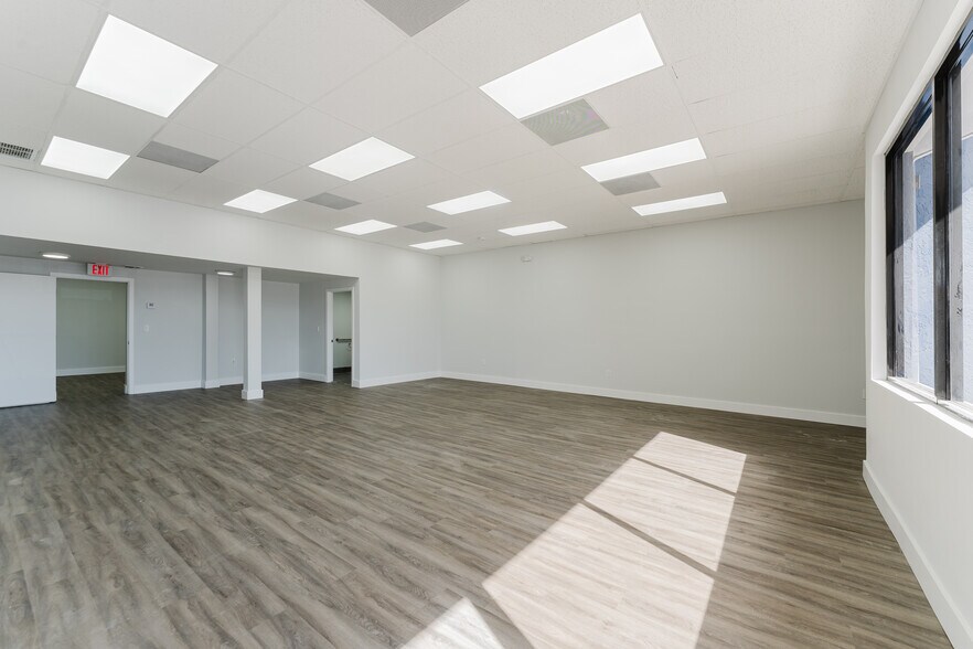 More Photos Of 209 W Hillsboro Blvd, Deerfield Beach General Retail For Lease