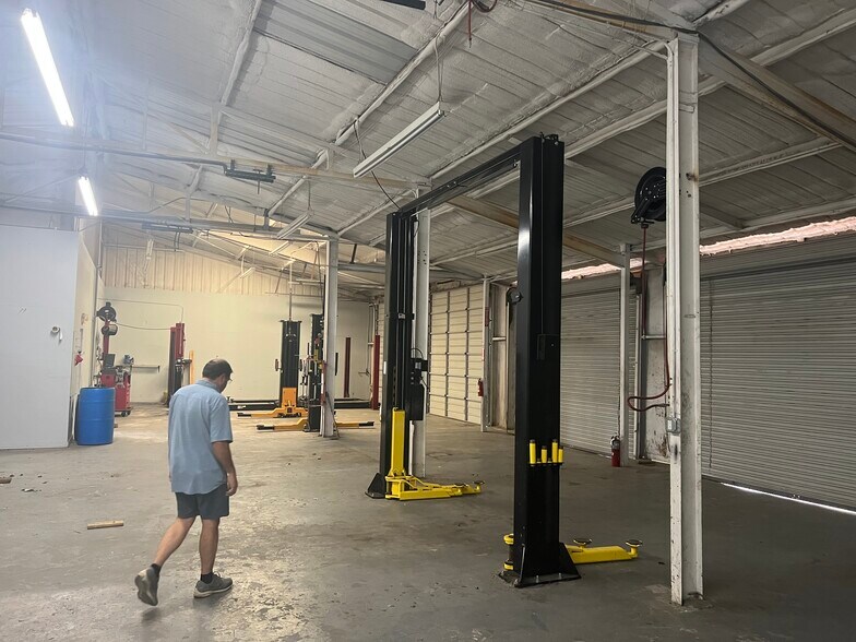 More Photos Of 3218 N Main St, Cleburne Auto Dealership For Lease