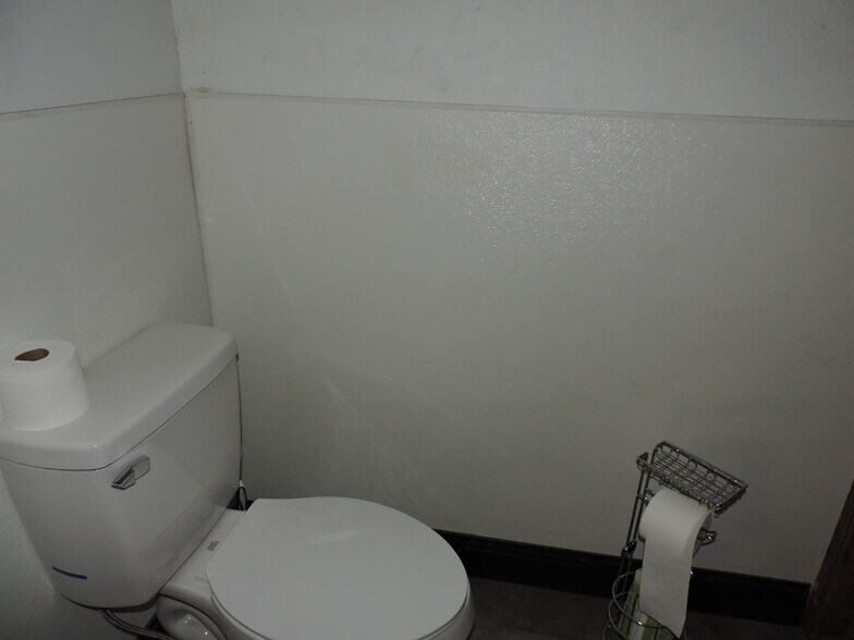 More Photos Of 920 W Mason St, Mabank Manufacturing For Sale