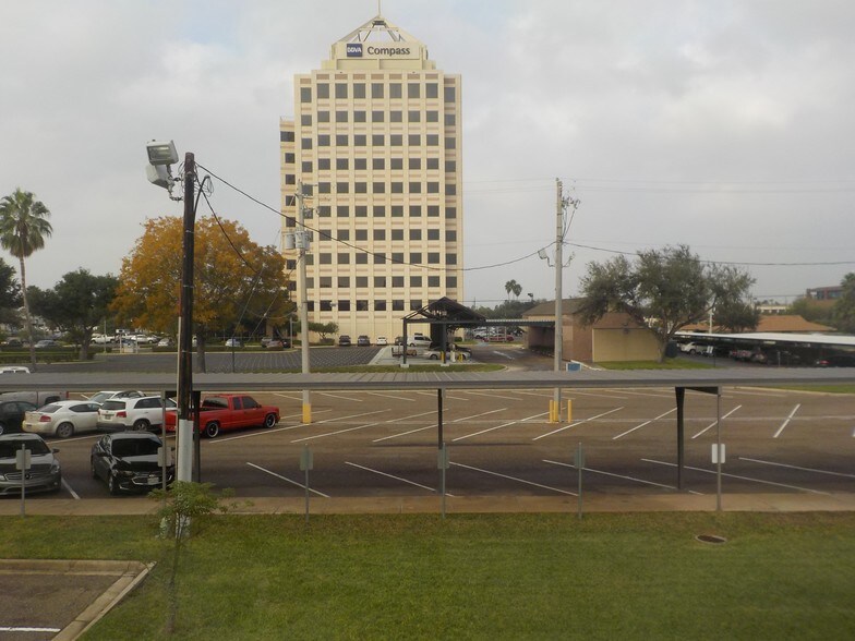 More Photos Of 3700 N 10th St, McAllen Office For Lease