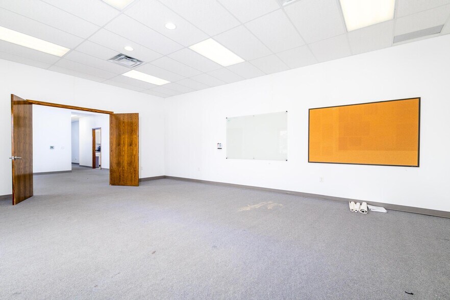 More Photos Of 66850 Executive Dr, Saint Clairsville Warehouse For Lease