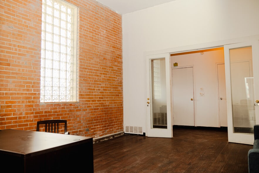 More Photos Of 4422 Live Oak St, Dallas Freestanding For Lease