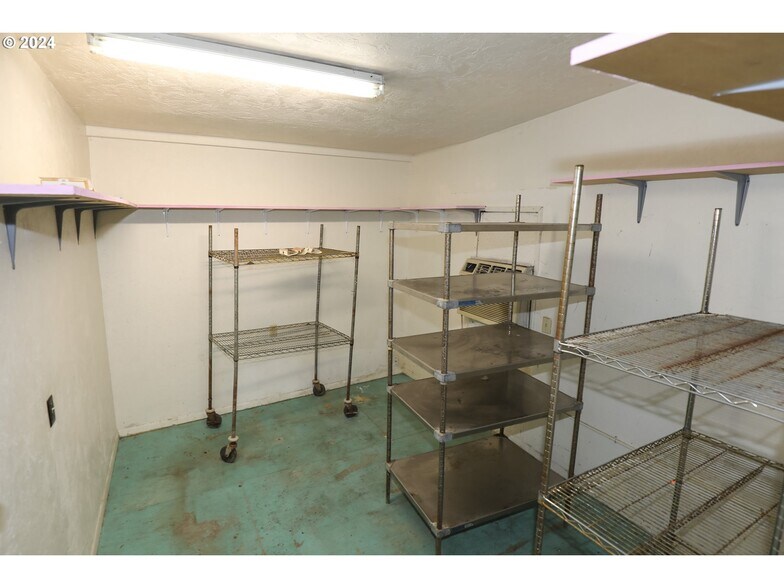 More Photos Of 501 NW Douglas Blvd, Winston General Retail For Sale