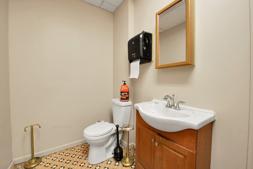 More Photos Of 7075 Lyndon St, Detroit Warehouse For Sale