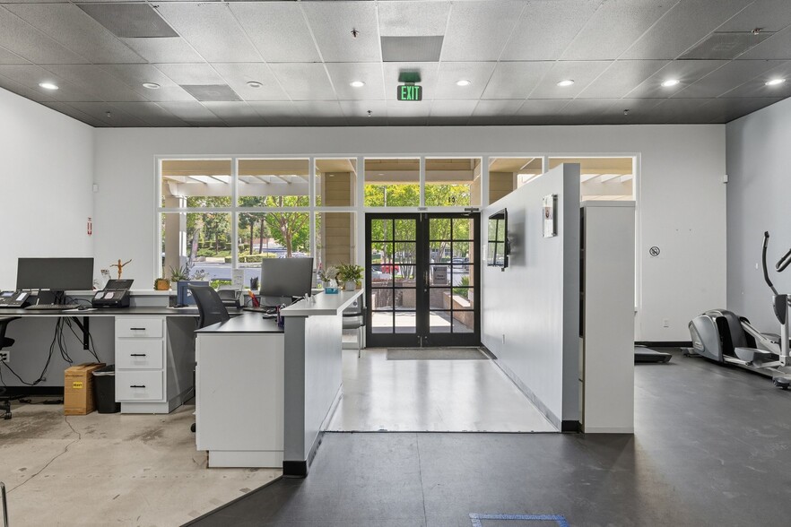 More Photos Of 1145 Lindero Canyon Rd, Westlake Village Freestanding For Lease