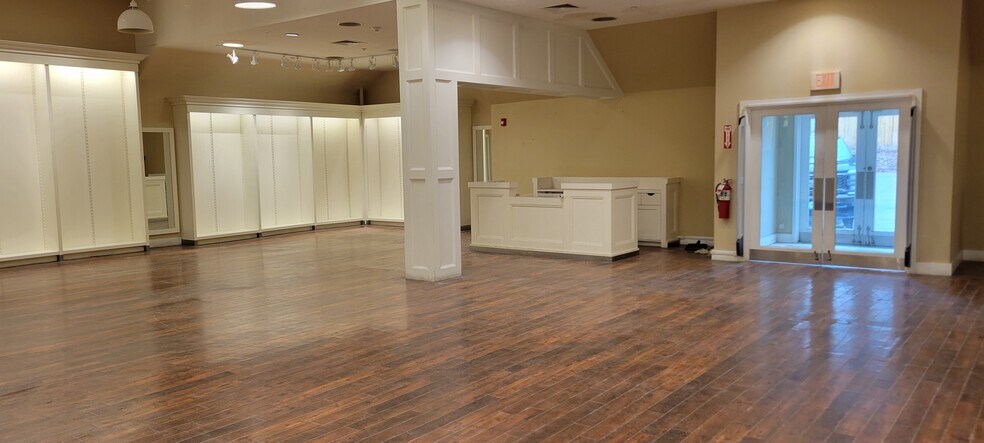 More Photos Of 135 Depot St, Manchester Center General Retail For Lease