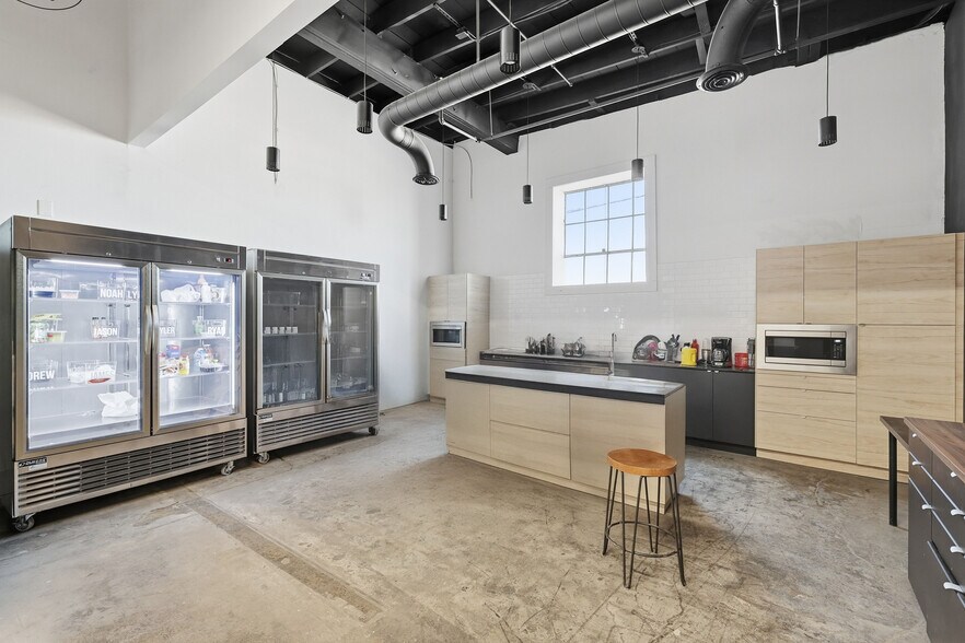 More Photos Of 2700 Atlanta St, Dallas Warehouse For Lease
