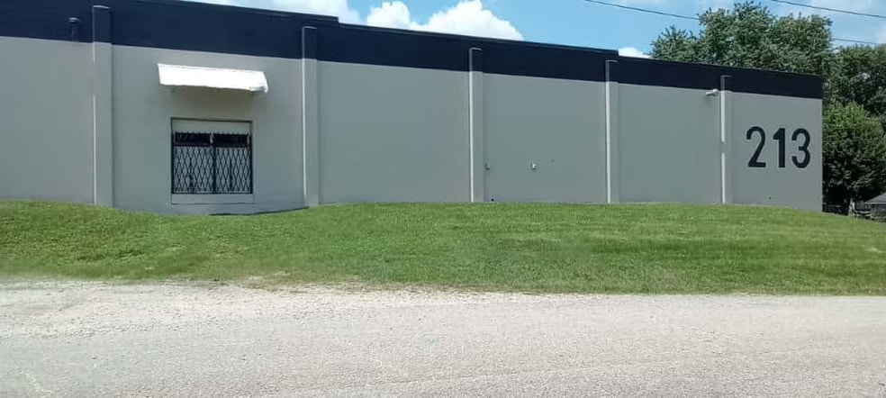 More Photos Of 213 W 1st St, Huntingburg Warehouse For Lease