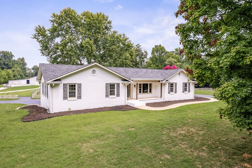 More Photos Of 1499 W Whitehall Rd, Cookeville Light Distribution For Sale