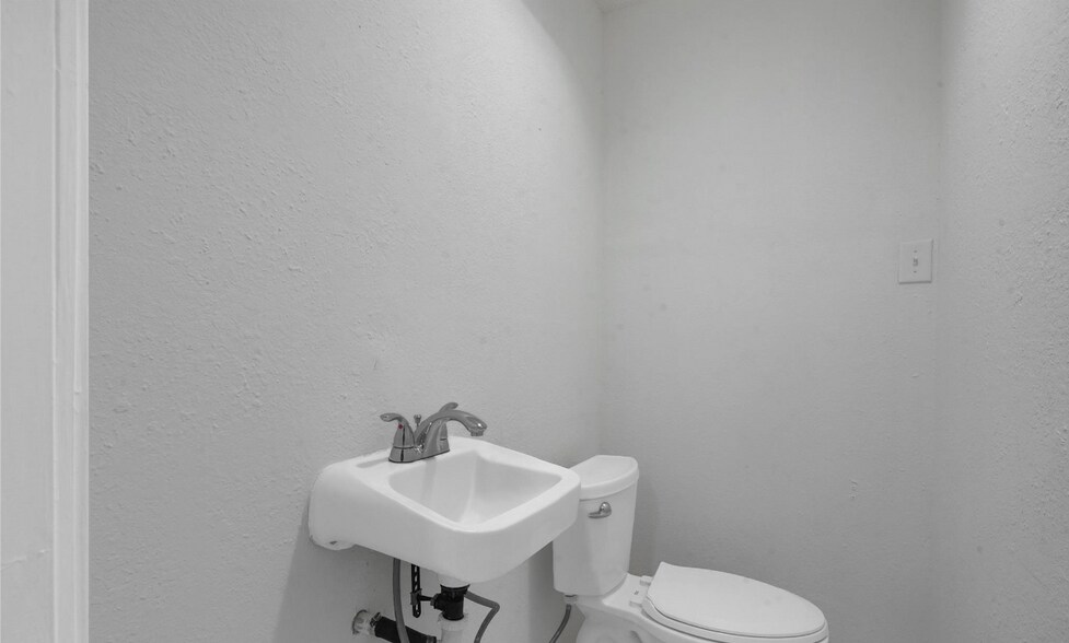 More Photos Of 522 Highway 3, La Marque Office For Lease