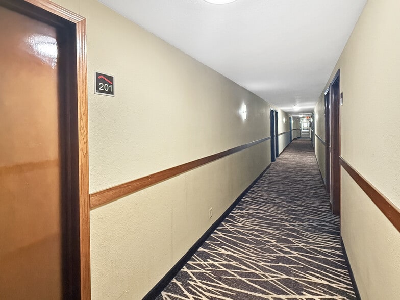 More Photos Of 5020 NE 14th St, Des Moines Hotel For Sale