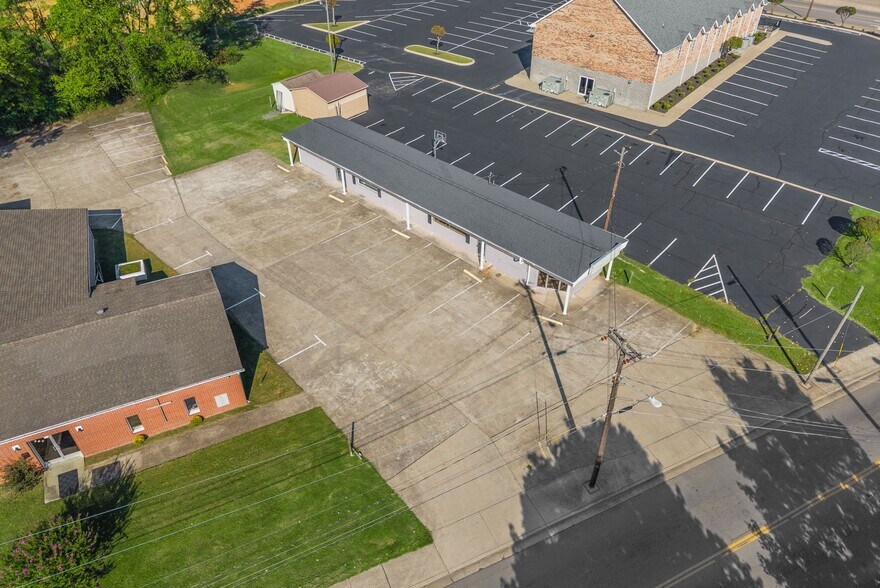 More Photos Of 124 10th St, Clarksville Flex For Sale