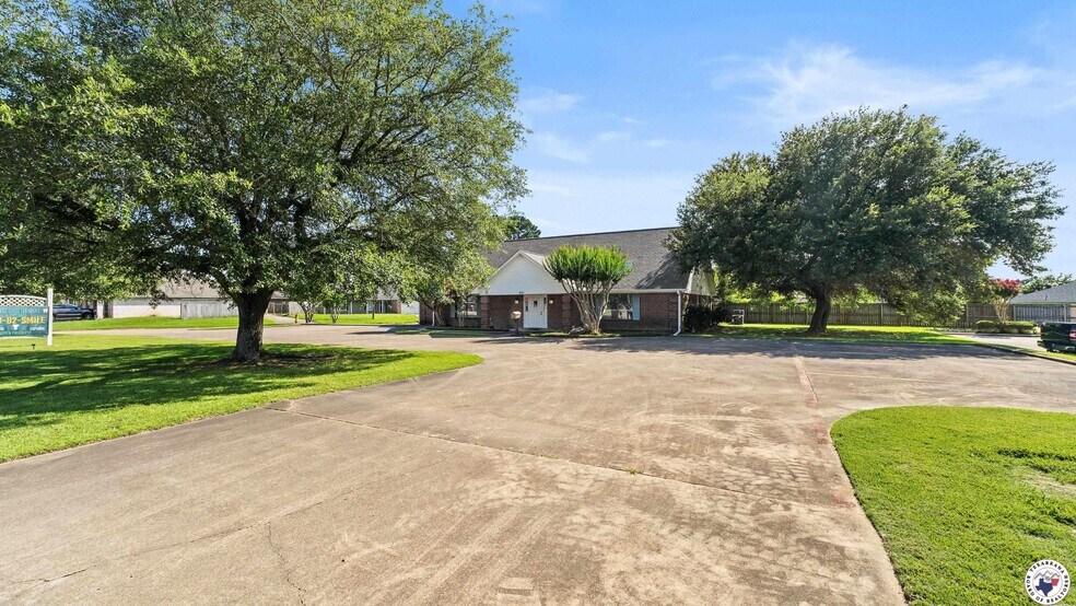 More Photos Of 901 N Kings Hwy, Wake Village Healthcare For Sale